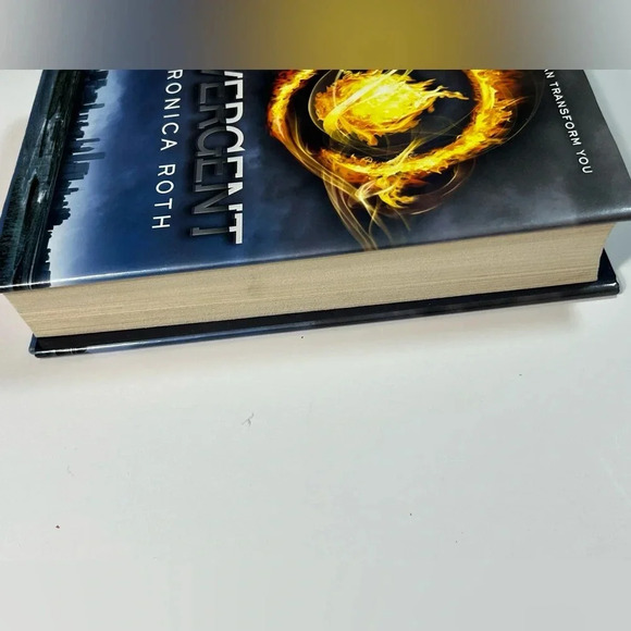 Divergent -  Veronica Roth - Hardcover Book 📖 - Picture 10 of 11